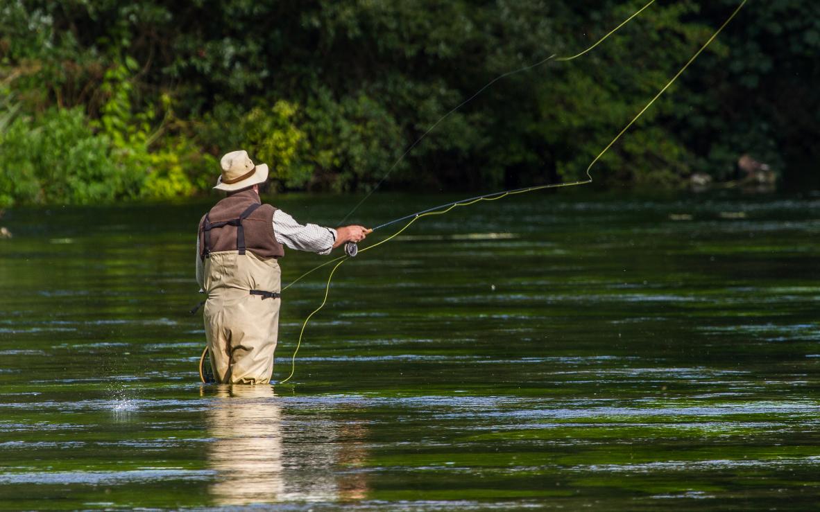 Pêcheur à la ligne en rivière